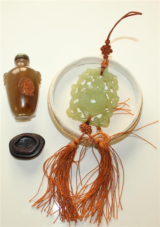 Agate snuff bottle and hardstone pendant